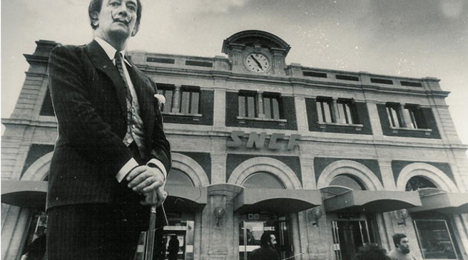 dali devant al gare de perpignan