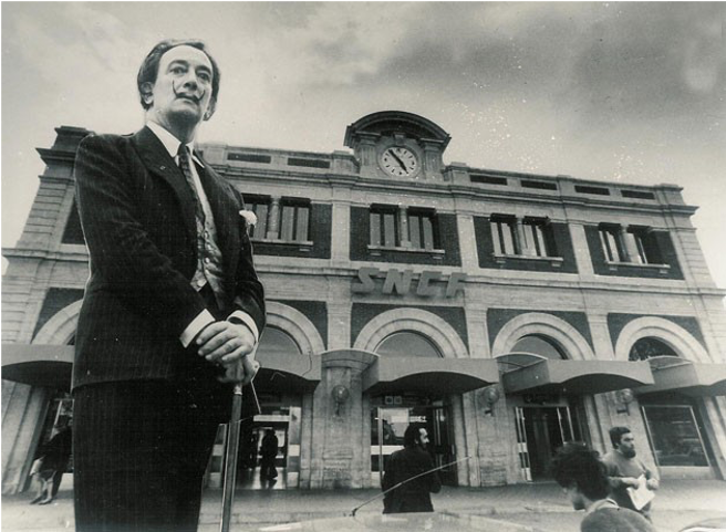 dali devant al gare de perpignan