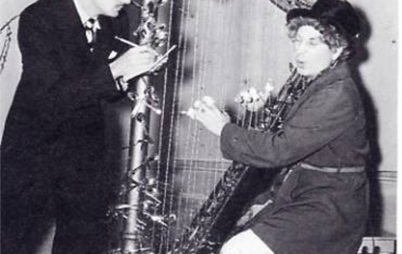 dali offrant une harpe à harp marx